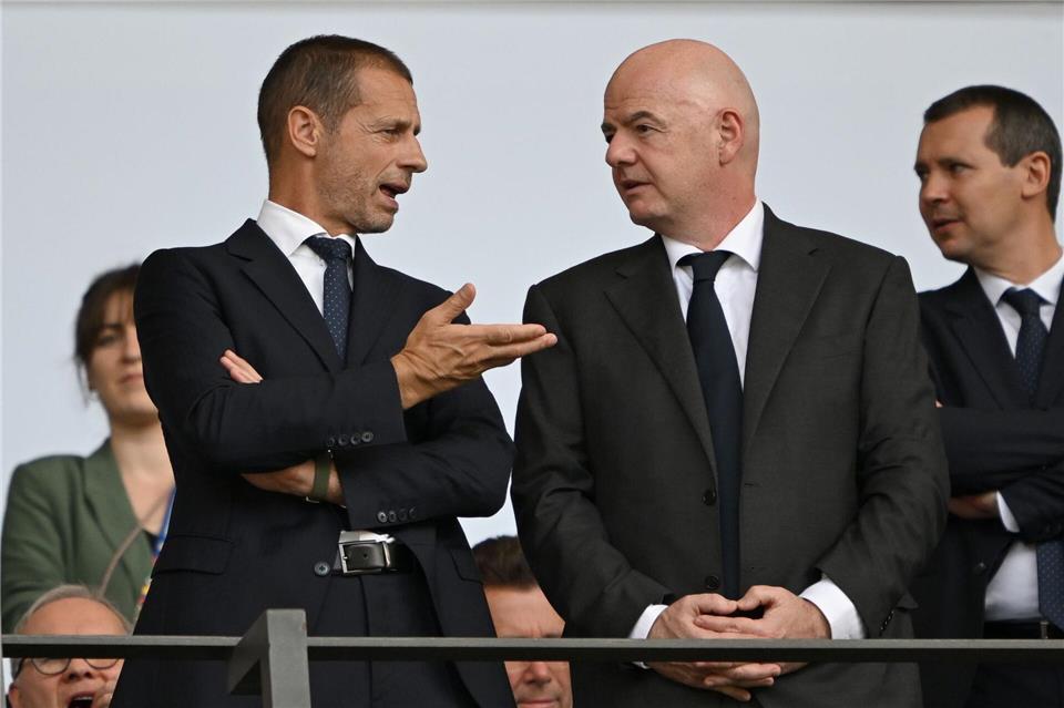 Aleksander Ceferin (l) führt Europas Protest gegen Gianni Infantino an. (Archivbild)Robert Michael/dpa