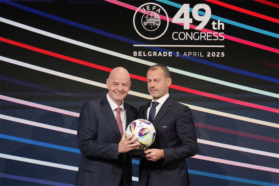 Aleksander Ceferin (r) will kein FIFA-Präsident werden, Gianni Infantino soll es nicht bleiben. (Archivbild)Darko Vojinovic/AP/dpa