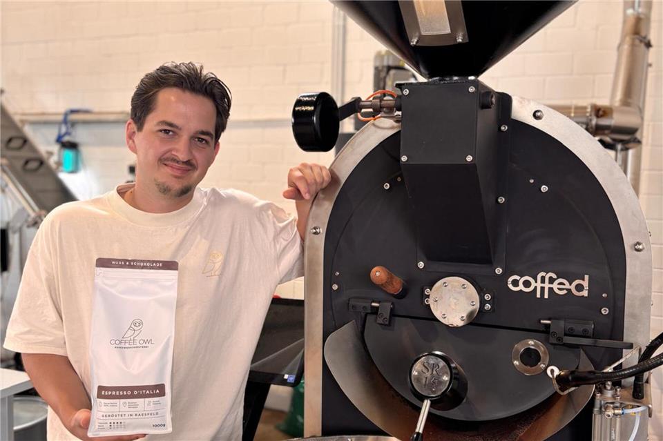Alessandro Dietrich stellt in Erle eigene Kaffee-Kreationen im Handwerksverfahren her.