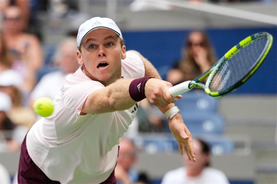 Alex Michelsen muss sich dramatisch geschlagen geben. Seth Wenig/AP/dpa