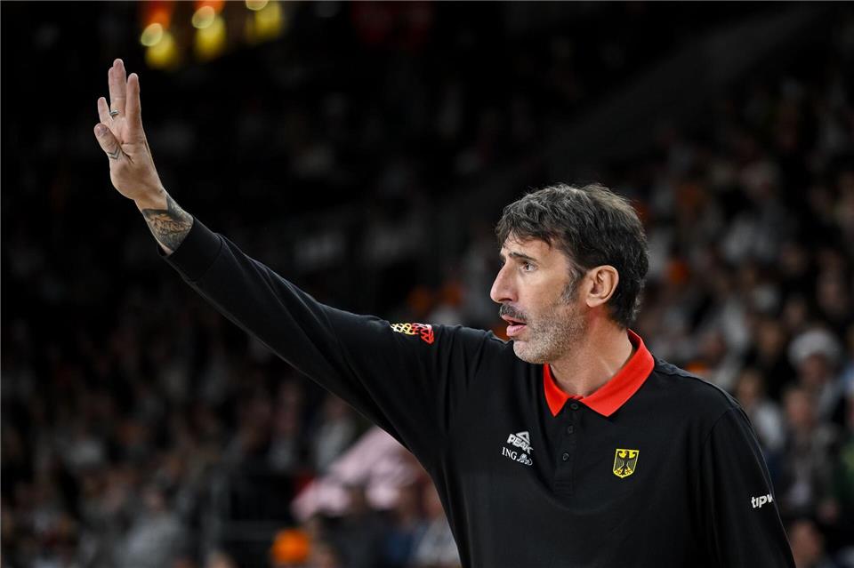 Alex Mumbru dirigiert wieder das Nationalteam.Harry Langer/dpa