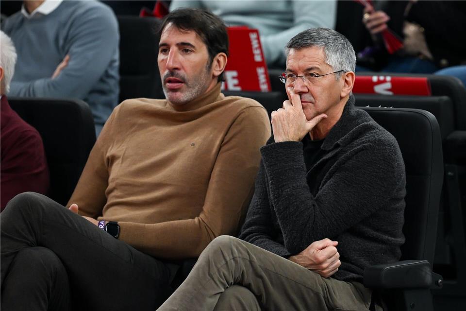 Alex Mumbru (l) muss in der WM-Qualifikation auf viele Spieler verzichten. (Archivbild)Sven Hoppe/dpa