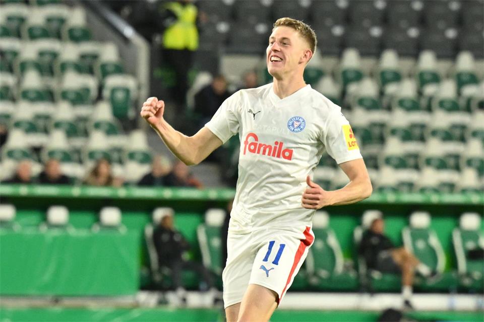 Alexander Bernhardsson jubelte in der vergangenen Saison noch mit den Kielern in Wolfsburg. (Archivfoto)Swen Pförtner/dpa