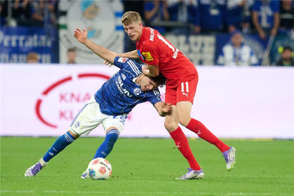 Alexander Bernhardsson (r) machte in einem engen Spiel mit seinem Tor den Unterschied.Bernd Thissen/dpa