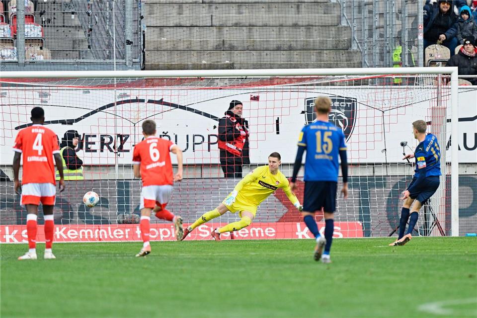 Alexander Bernhardsson (r.) trifft per Elfmeter für KielUwe Anspach/dpa