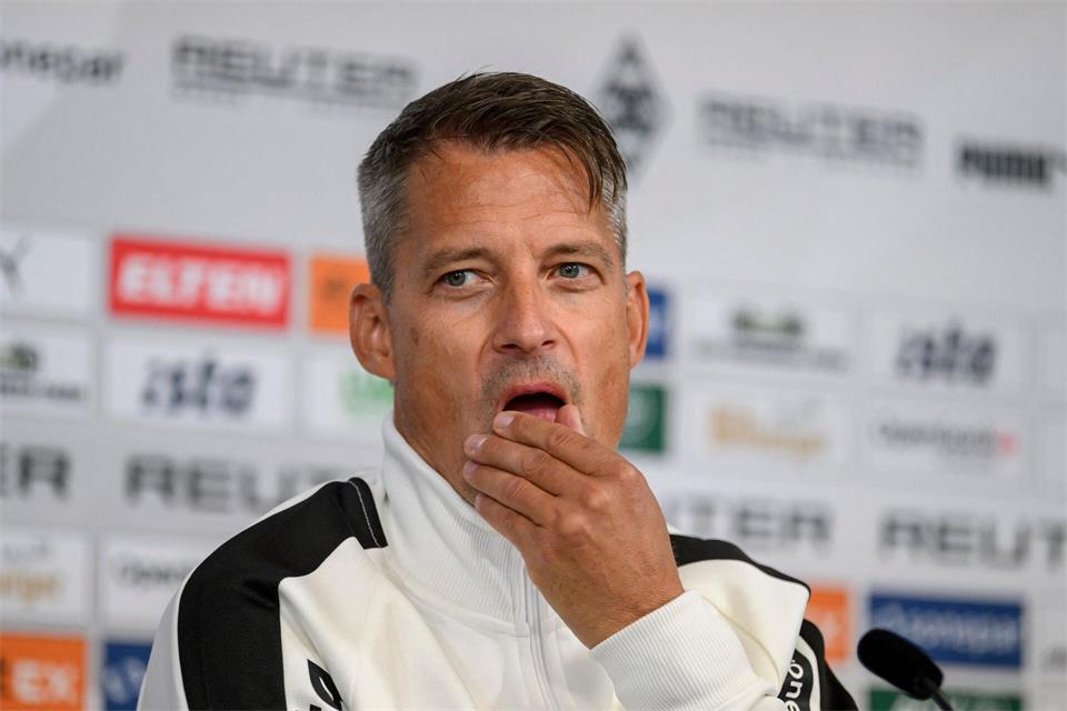 Alexander Blessin muss sich mit der Borussia etwas einfallen lassen.Anke Waelischmiller/dpa