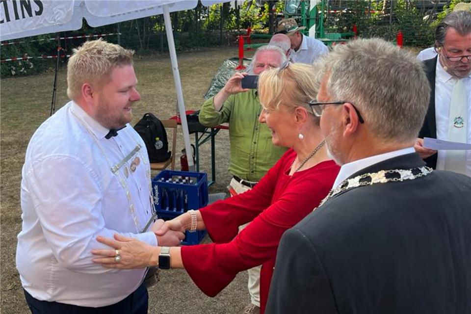 Alexander Brokamp aus dem Böinghook ist der amtierende Schützenkaiser von Borken. Hier gratuliert ihm Bürgermeisterin Mechtild Schulze Hessing zum Kaiserschuss im Juli 2022.