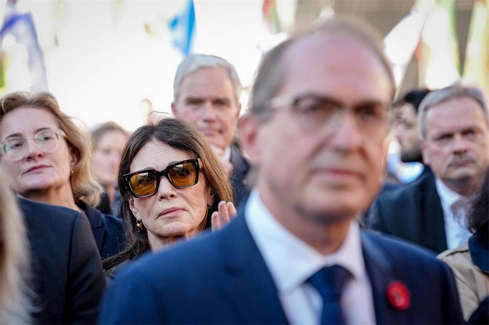 Alexander Dobrindt (CSU), Bundesinnenminister, und die Schauspielerin Iris Berben nehmen an der Gedenkveranstaltung teil. Kay Nietfeld/dpa
