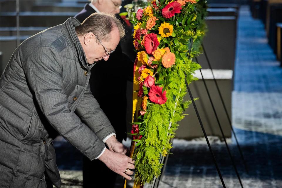 Alexander Dobrindt (CSU) nahm mit Kranzniederlegung zum Internationalen Tag des Gedenkens an die Opfer des Holocaust am Denkmal für die ermordeten Juden Europas teil.Christoph Soeder/dpa