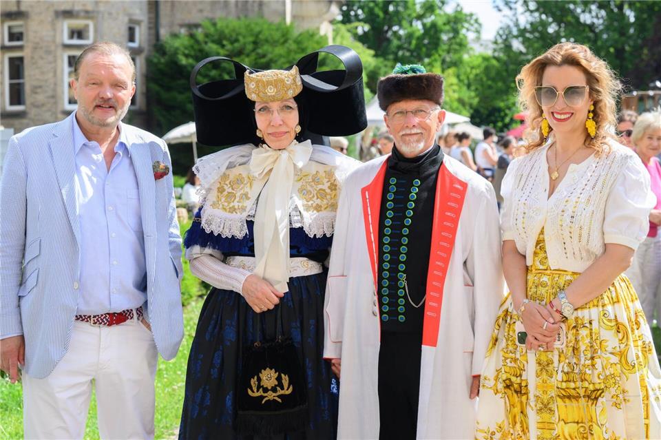 Alexander Fürst zu Schaumburg-Lippe (l) und Mahkameh Fürstin zu Schaumburg-Lippe (r) begrüßten Gäste in traditioneller Tracht bei der Landpartie auf Schloss Bückeburg.Julian Stratenschulte/dpa