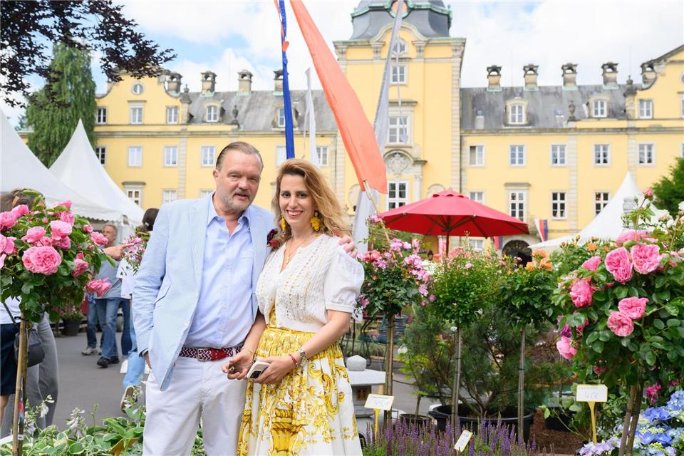 Alexander Fürst zu Schaumburg-Lippe und Mahkameh Fürstin zu Schaumburg-Lippe stehen bei der Landpartie am Schloss Bückeburg. Julian Stratenschulte/dpa
