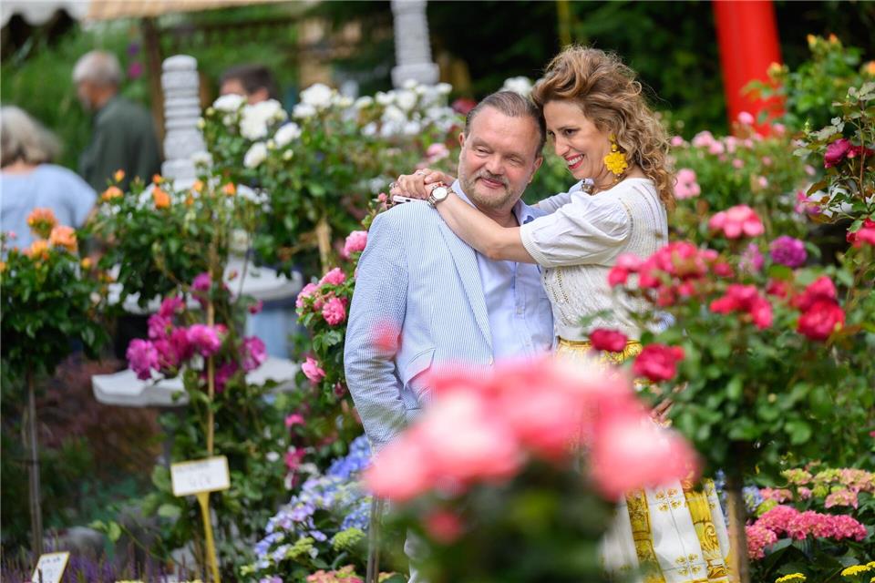 Alexander Fürst zu Schaumburg-Lippe und Mahkameh Fürstin zu Schaumburg-Lippe stehen bei der Landpartie am Schloss Bückeburg zusammen.Julian Stratenschulte/dpa