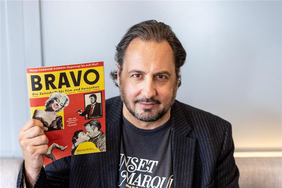 Alexander Gernandt mit der ersten „Bravo“-Ausgabe. (Archivbild)Matthias Balk/dpa