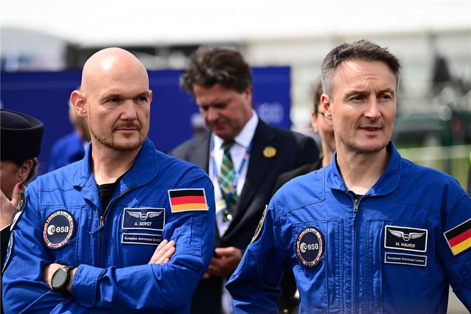 Alexander Gerst (l) und Matthias Maurer freuen sich für ihren Kollegen Luca Parmitano.Sebastian Gollnow/dpa
