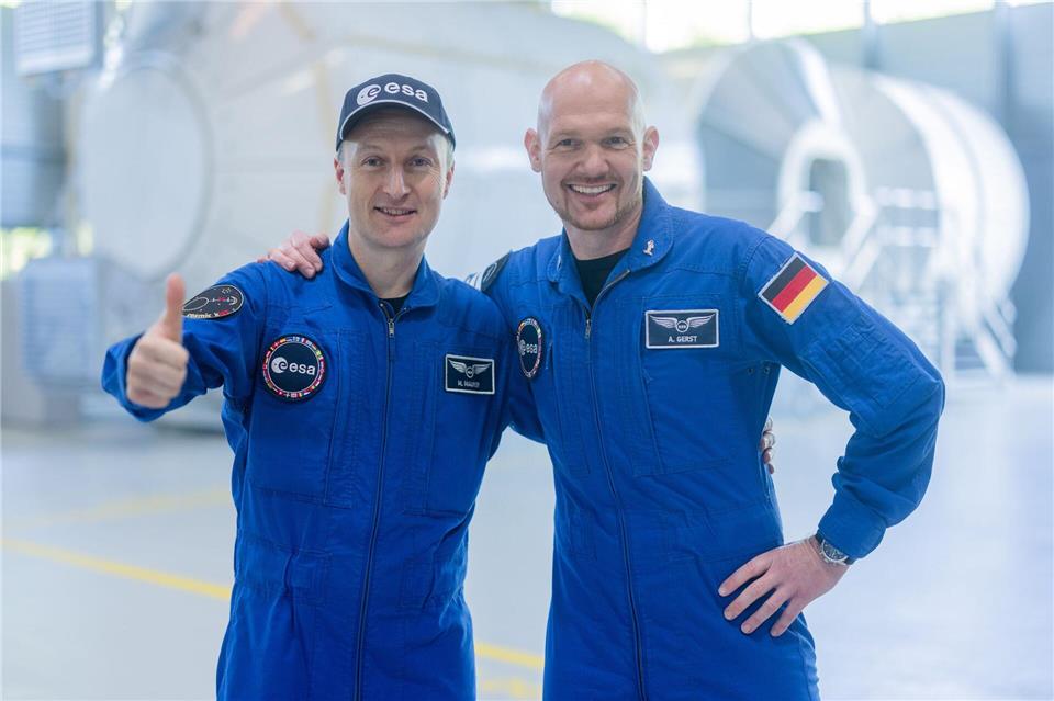 Alexander Gerst (r) aus Baden-Württemberg arbeitete zweimal, der Saarländer Matthias Maurer einmal auf der Internationalen Raumstation ISS. (Archivbild)Rolf Vennenbernd/dpa