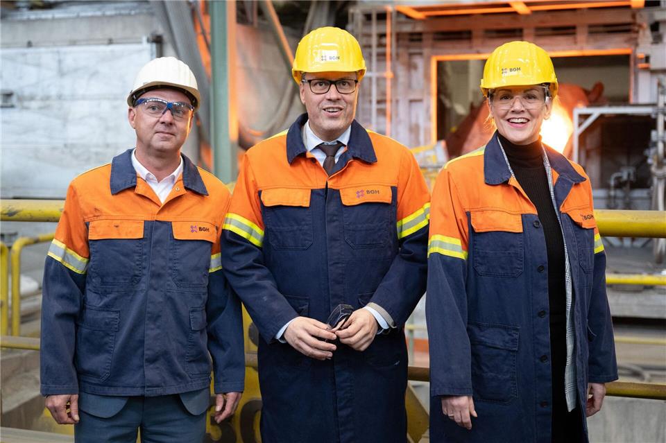 Stahlbranche drängt auf bezahlbare Energie Alexander Grosse, Geschäftsführer der BGH Edelstahl Freital, Wirtschaftsminister Dirk Panter (SPD) und Kerstin Maria Rippel, Hauptgeschäftsführerin der Wirtschaftsvereinigung Stahl, zeigten sich nach dem Gipfel einig.Sebastian Kahnert/dpa