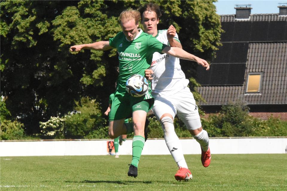 Alexander Hölling (links) gehörte zu den überragenden Akteuren des TSV Raesfeld beim klaren 5:0-Erfolg gegen Vorwärts Epe. 