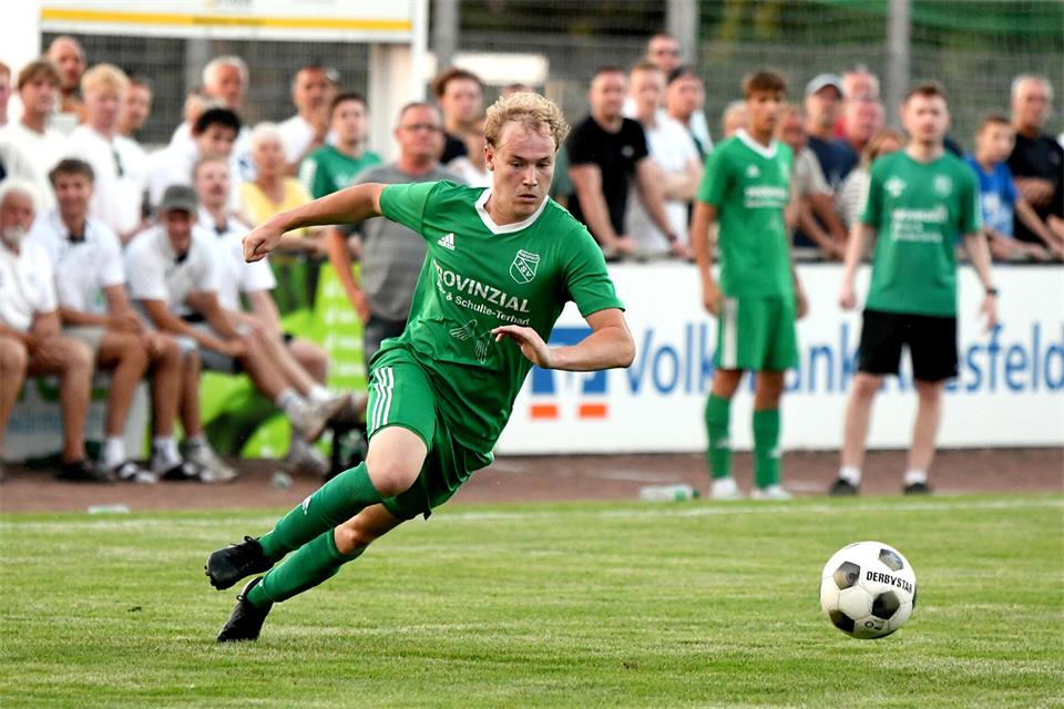 Alexander Hölling nimmt Fahrt auf: Mit seinen Toren hat der 23-Jährige dazu beigetragen, dass Aufsteiger TSV Raesfeld ein sehr ordentlicher Start in die Landesliga-Saison gelungen ist.