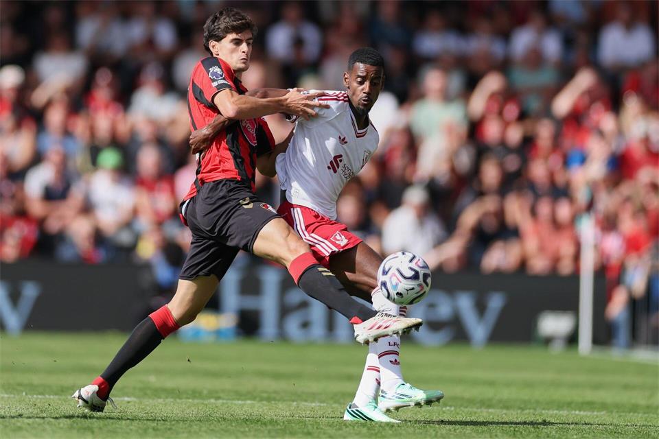 Alexander Isak (l)  erzielte den Siegtreffer für Liverpool. Ian Walton/AP/dpa