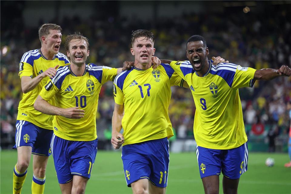 Alexander Isak (r) und Viktor Gyökeres (2.v.r.) hatten bei der WM bislang viel Grund zum Jubeln.Sofia Yaker/AP/dpa