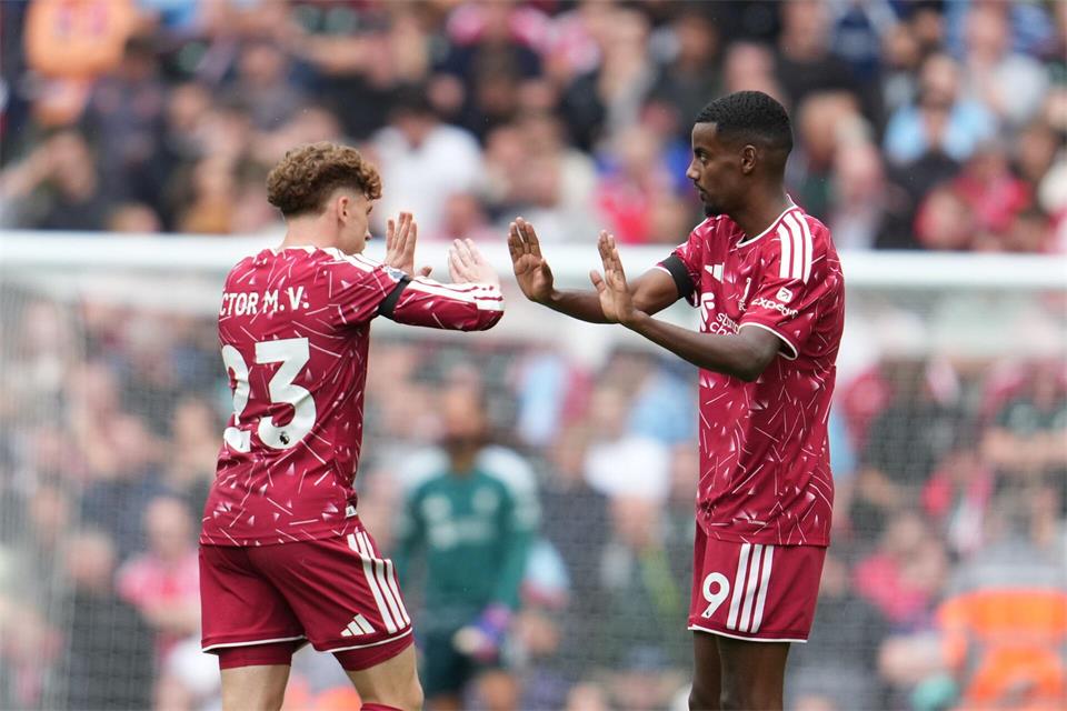 Alexander Isak (r) von Liverpool feiert gemeinsam mit Victor Munoz sein Tor zum 1:1.Jon Super/AP/dpa