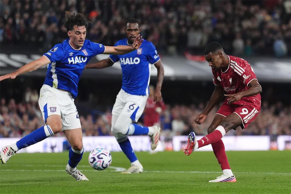 Alexander Isak von Liverpool erzielt in den ersten zehn Minuten zwei Tore für die Reds.Adam Davy/PA Wire/dpa