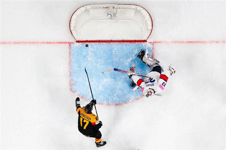 Alexander Karachun brachte die deutsche Eishockey-Nationalmannschaft zum Vorrunden-Abschluss in Führung.Andreas Becker/Keystone/dpa