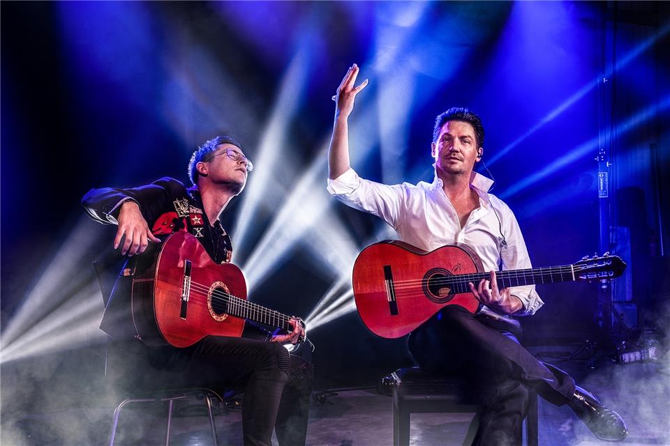 Alexander Kilian (links) und Jan Pascal werden in Marienthal mit ihrem Programm „guitarize the world“ erwartet.