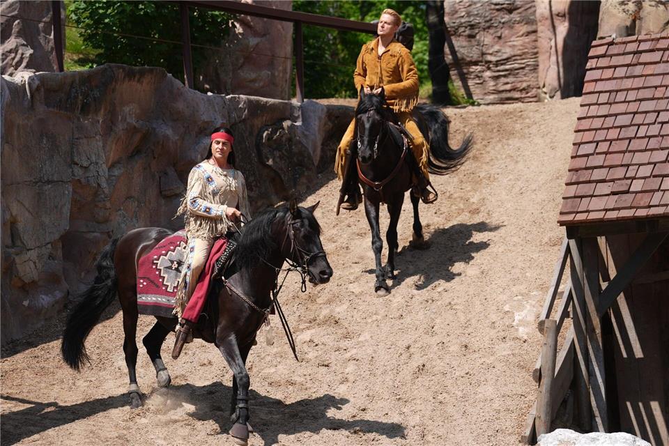 Alexander Klaws (v) und Bastian Semm in einer Szene des Abenteuers „Im Tal des Todes“ im Freilichttheater am Kalkberg. Marcus Brandt/dpa