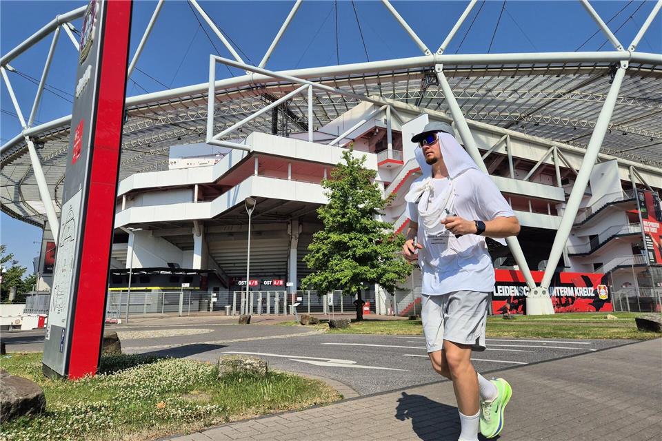 Alexander Maier will um jedes Bundesligastadion 70 Kilometer laufen. Der Startschuss fiel in Leverkusen. Sascha Thelen/dpa
