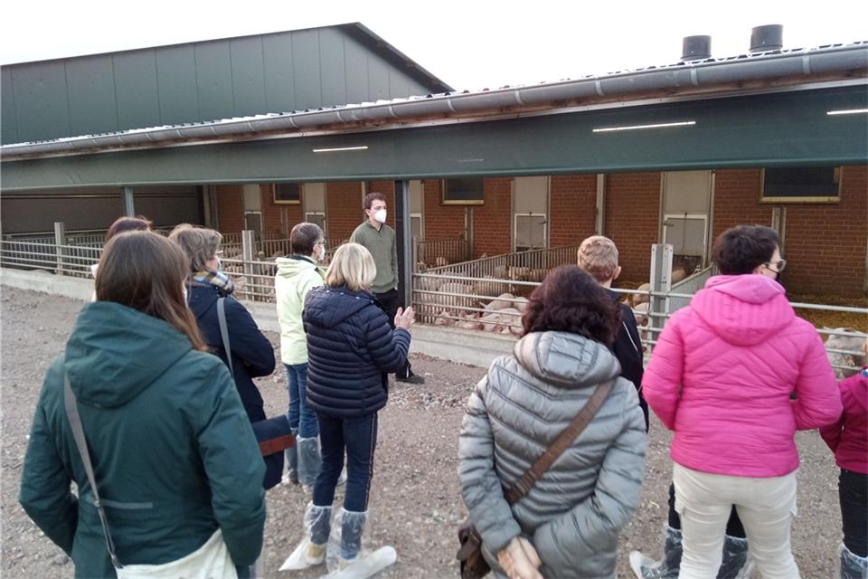Alexander Nienhaus hat die Gruppe auf dem Hof über das Thema Schweinehaltung informiert.