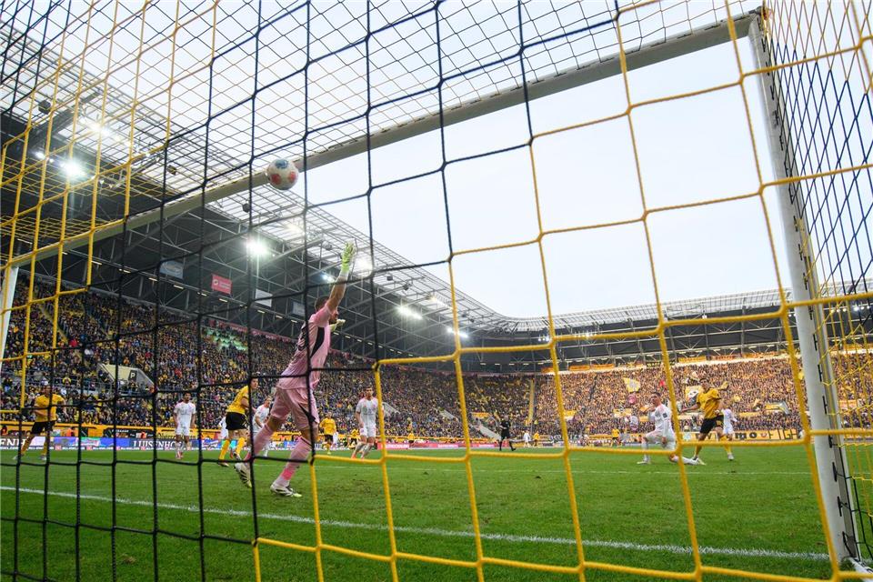 Alexander Rossipal (Dynamo Dresden, r) erzielt das Tor zum 1:0.Robert Michael/dpa