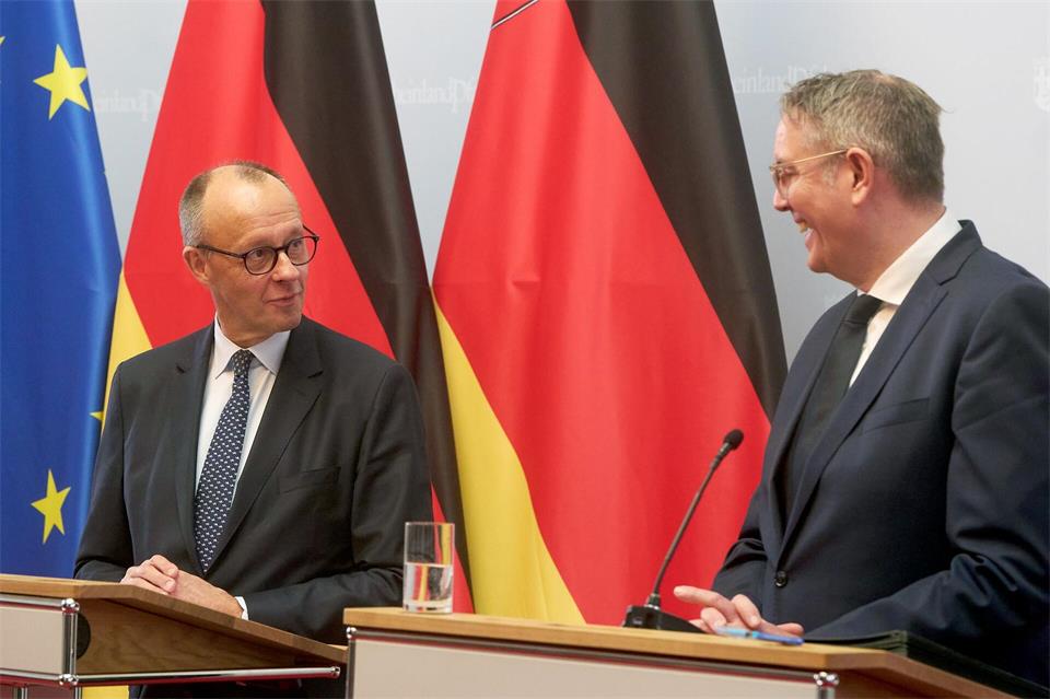 Alexander Schweitzer (rechts) tritt als Arbeitsminister in das Kabinett von Bundeskanzler Friedrich Merz (CDU) ein. (Archivbild)Thomas Frey/dpa