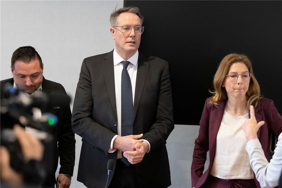 Alexander Schweitzer und Sabine Bätzing-Lichtenthäler bei der ersten Fraktionssitzung nach der Wahl. Helmut Fricke/dpa