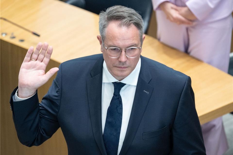 Alexander Schweitzer wird als Ministerpräsident von Rheinland-Pfalz vereidigt.