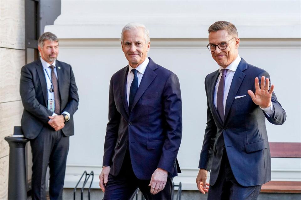 Alexander Stubb (r) und Jonas Gahr Støre haben mit dem russischen Präsidenten Wladimir Putin telefoniert. (Archivbild)Cornelius Poppe/NTB Scanpix/AP/dpa