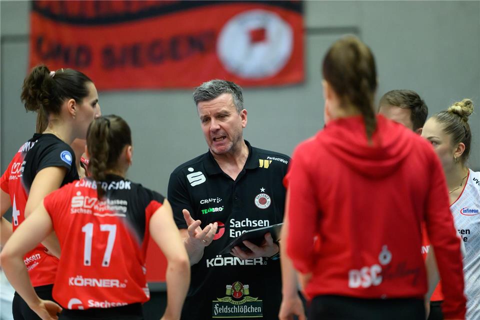 Alexander Waibl gibt seinen Spielerinnen HinweiseRobert Michael/dpa