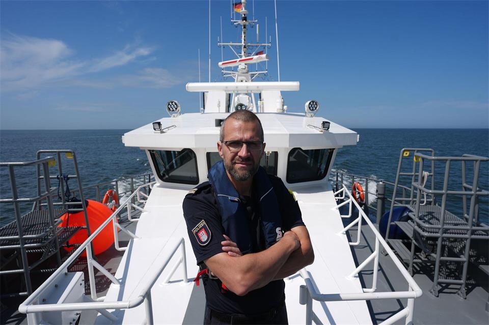 Alexander Wiegleb kam über die Bundesmarine zur Seefahrt. (Archivbild) Marcus Brandt/dpa
