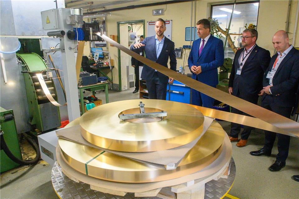 Alexander Wilhelm (l), Geschäftsführer von „Nammo“ in Schönebeck, und Sven Schulze (2.v.l, CDU), Ministerpräsident von Sachsen-Anhalt, gehen durch die Produktion des Sportmunitionsherstellers in Schönebeck.Klaus-Dietmar Gabbert/dpa