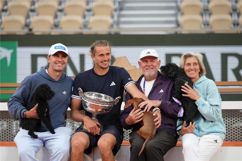 Alexander Zverev (2.v.l) mit seinem Bruder (l), Vater und seiner Mutter.Christophe Ena/AP/dpa