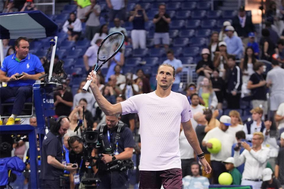 Alexander Zverev bedankt sich bei den Fans. Frank Franklin II/AP/dpa