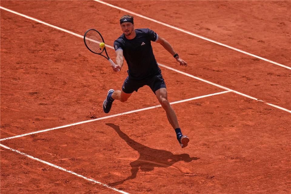 Alexander Zverev bei einem Netzangriff im Halbfinale der French Open.Thibault Camus/AP/dpa