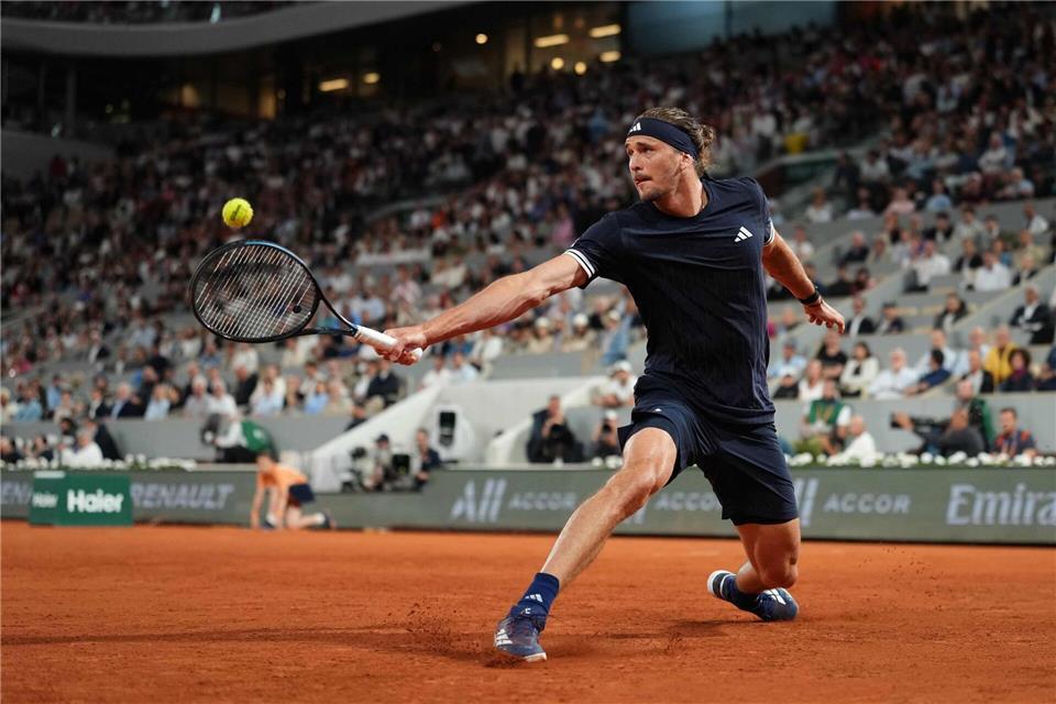 Alexander Zverev bei einem Rückhandschlag in der Defensive.Dimitar Dilkoff/AFP/dpa