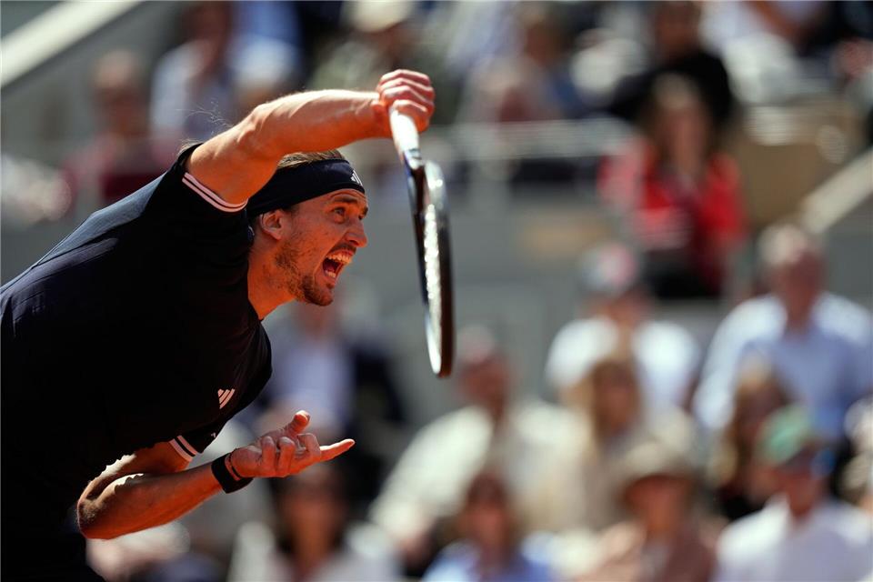 Alexander Zverev beim Aufschlag.Christophe Ena/AP/dpa