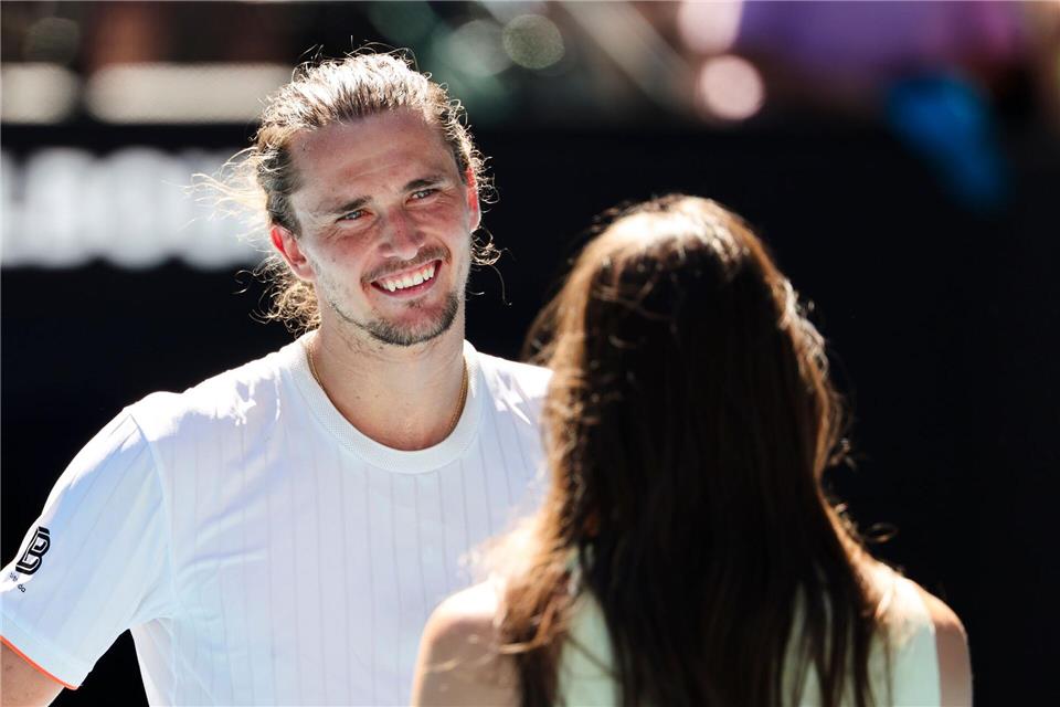 Alexander Zverev beim Interview mit Andrea Petkovic nach seinem Erstrundensieg in Melbourne.Frank Molter/dpa