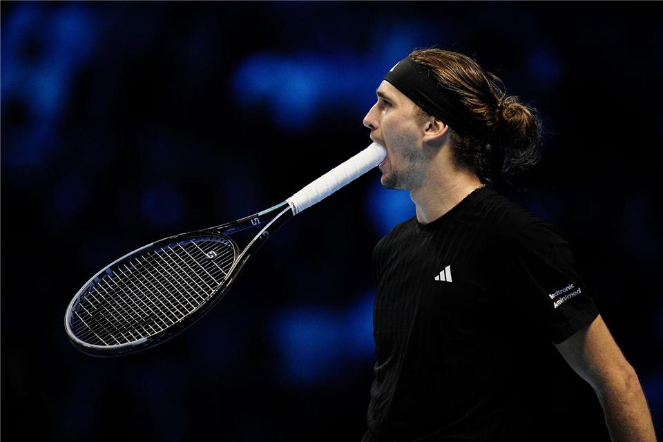 Alexander Zverev beißt während seines Matches gegen Jannik Sinner bei den ATP-World Tour Finals in Turin in den Griff seines Schlägers.Marco Alpozzi/LaPresse/AP/dpa