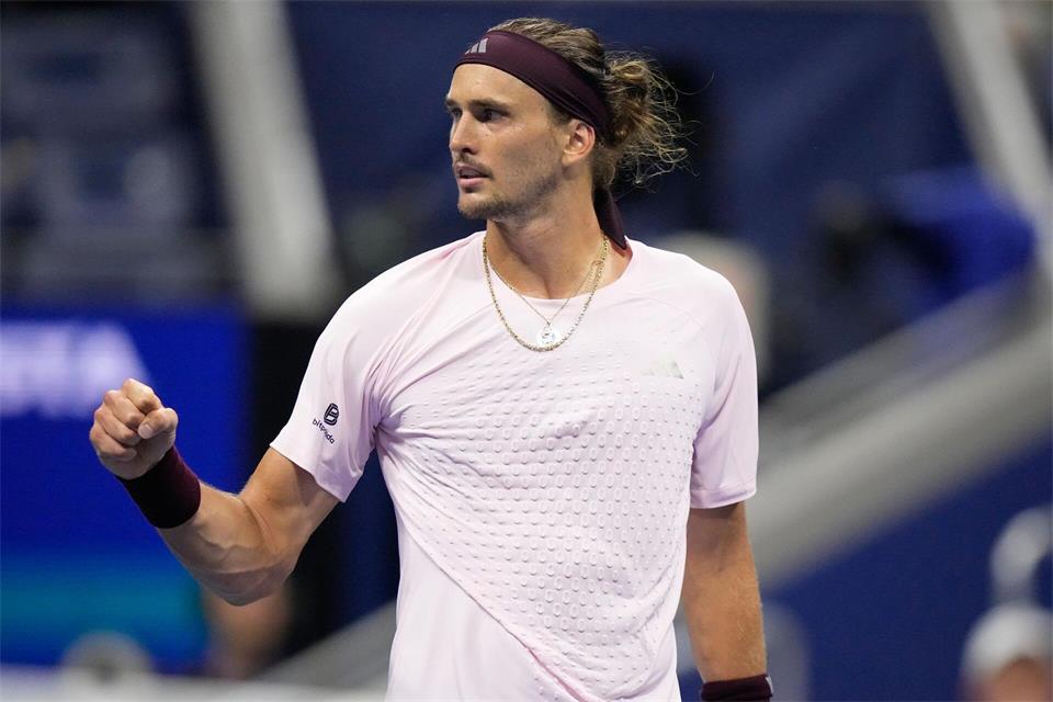Alexander Zverev bejubelt das Weiterkommen.Frank Franklin II/AP/dpa