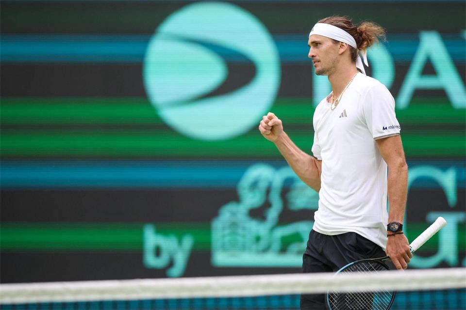 Alexander Zverev bejubelt den Sieg gegen Kroatien im Davis Cup.Christoph Reichwein/dpa
