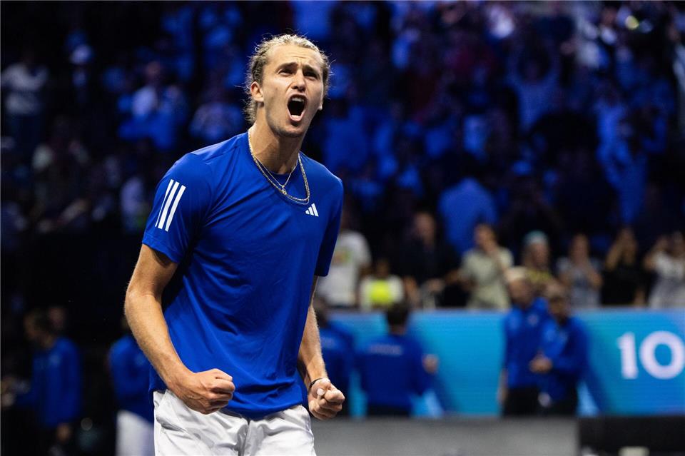 Alexander Zverev bejubelt den Sieg mit Team Europa. Christophe Gateau/dpa