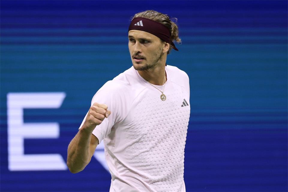 Alexander Zverev feiert den Halbfinaleinzug. Adam Hunger/AP/dpa